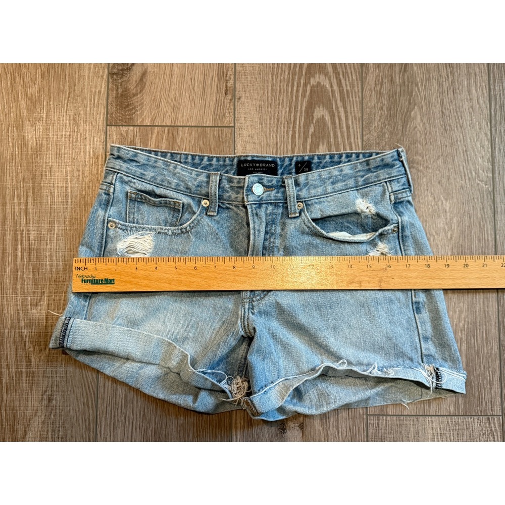 Lucky Brand Womens Distressed Denim Shorts Light Wash Raw Hem Size 6 28 Mid Rise - Picture 5 of 9